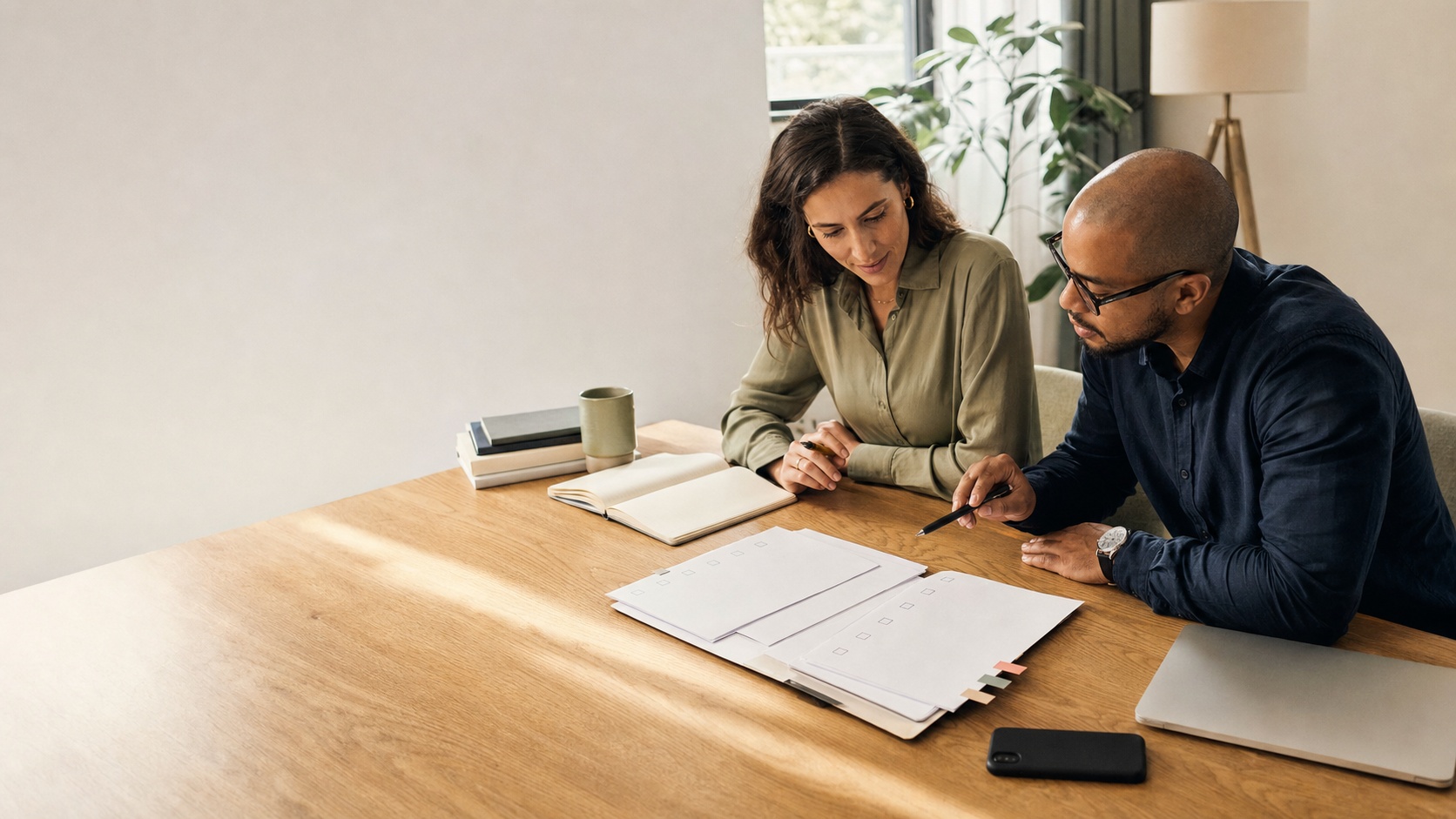 Équipe en entreprise examinant une checklist papier d’audit des outils SaaS sur une table de travail moderne